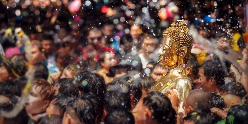 Buddha-statue til vand ceremoni under det thailandske nytår