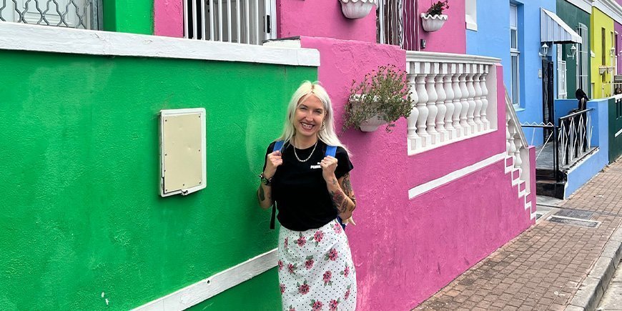 Cat står foran de farverige huse i Bo-Kaap i Cape Town