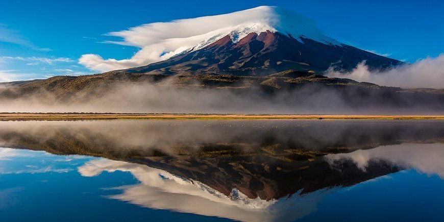Cotopaxi-vulkanen i Ecuador, der spejler sig i vandet 