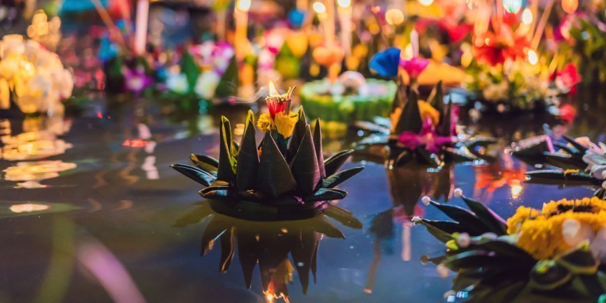 Kratong flyder i vandet til Loy Krathong festival i Thailand