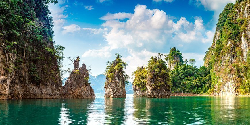 Kalkstensbjerge ved Cheow Lan-søen i Khao Sok Nationalpark 