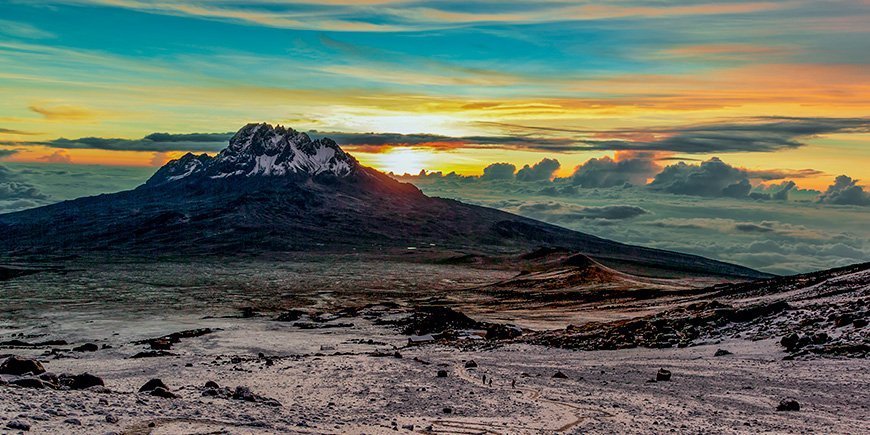 Udsigt til Kilimanjaro i solopgangen 