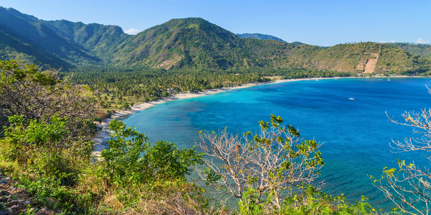 Frodig grøn udsigt over Senggigi-stranden i Lombok 