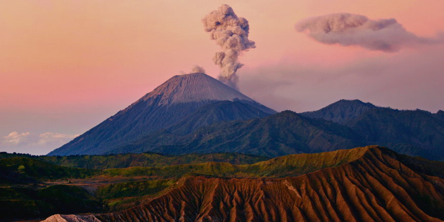 Rygende Mount Bromo på øen Java