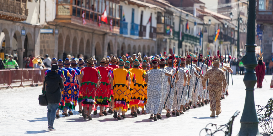 Parade med inkadragter til festival i Cusco