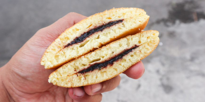 Person holder dorayaki kager