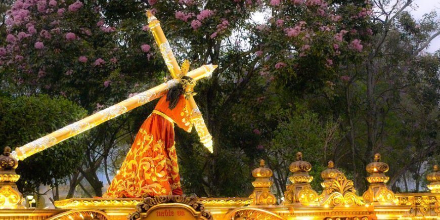 Statue af Jesus med korset på ryggen til påskefejring i Guatemala