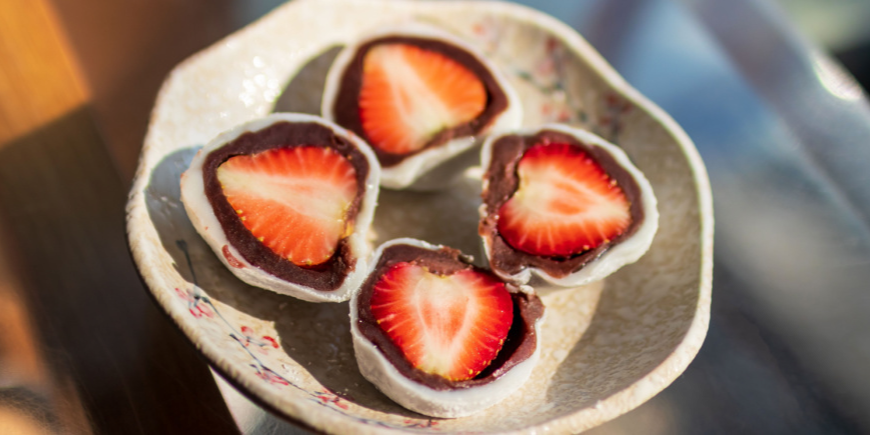 Jordbær-mochi-kager på en tallerken