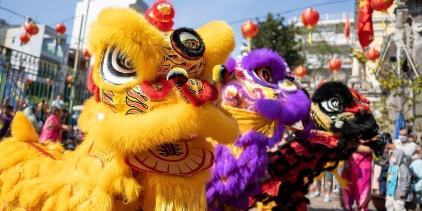 Parade med store kostumer til den vietnamesiske nytårsfejring