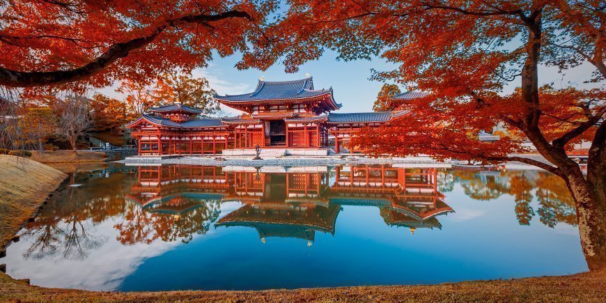 Efterårsfarver ved tempel i Kyoto i Japan