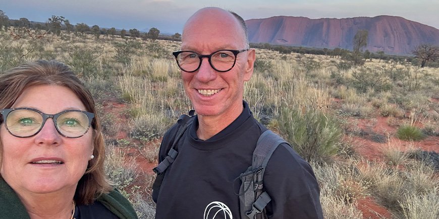 Beate og hendes mand tager billede foran Uluru i Australien