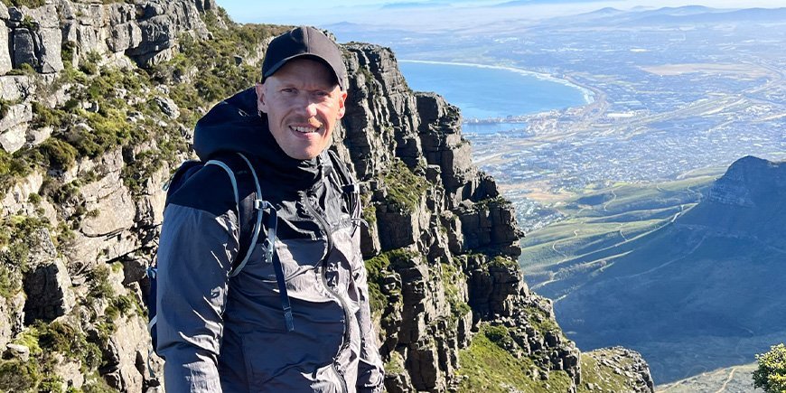 Kenneth fra TourCompass bestiger Table Mountain i Sydafrika