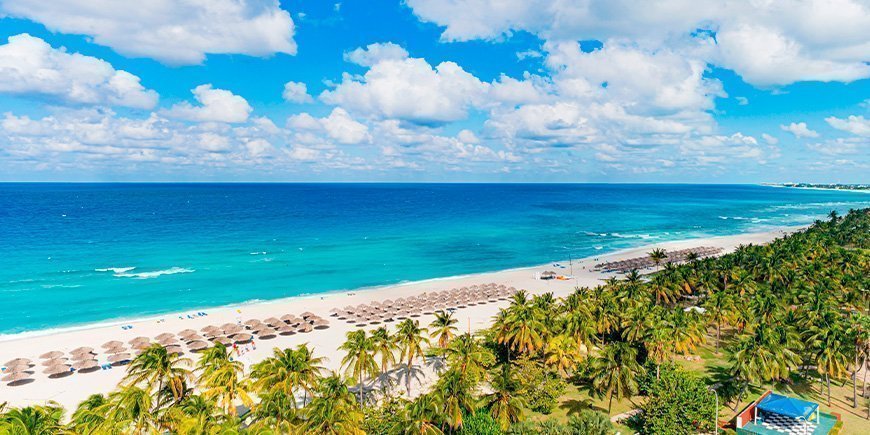 Hvid strand og blåt vand ved Varadero i Cuba