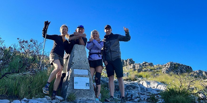 Guide Pete, Kenneth og kollegaer på toppen af Table Mountain