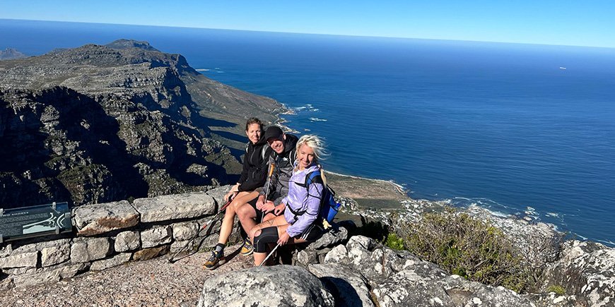 TourCompass-team står på toppen af Table Mountain i Cape Town