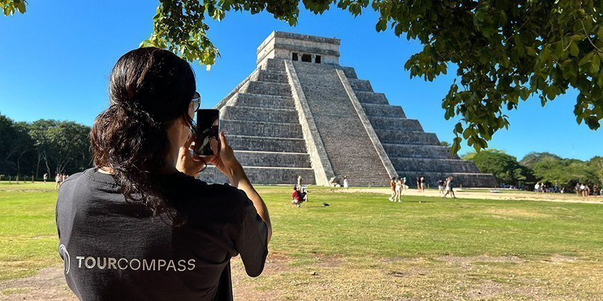 Teammedlem hos TourCmpass tager billede af Chichen Itza i Mexico.