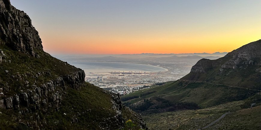 Udsigt ud over Cape Town fra Taffelbjerget ved solopgang