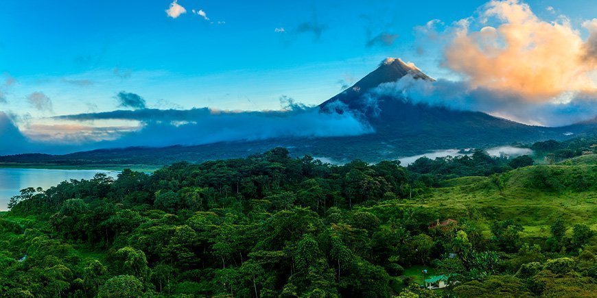 Udsigt til Arenal-vulkanen under blå himmel i Costa Rica 