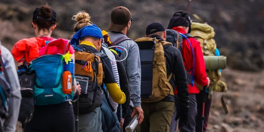 Trekkere går på række på Kilimanjaro