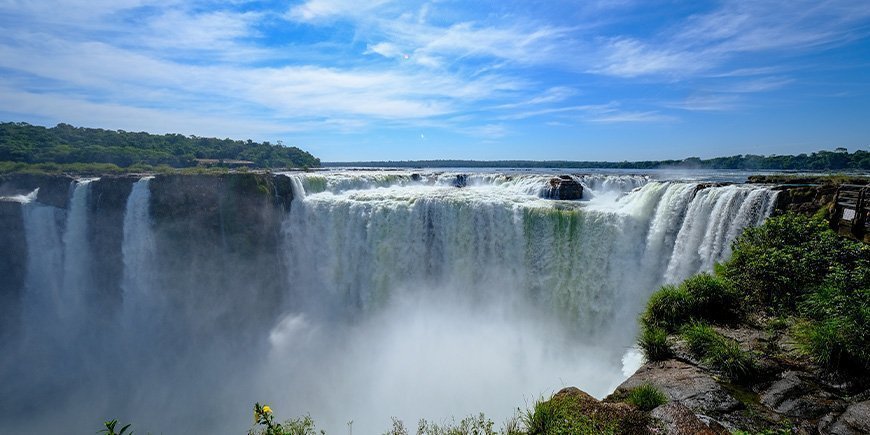 Store mængder vand ved Iguazu-vandfaldene i februar