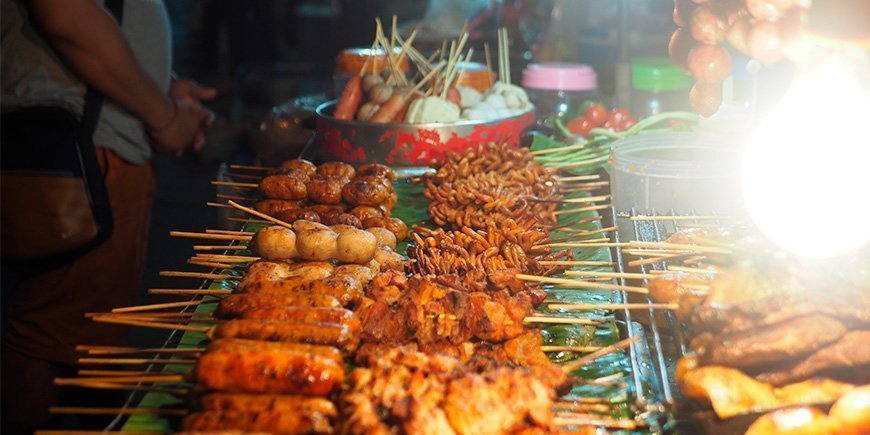 Streetfood på natmarked i Chiang Mai i Thailand