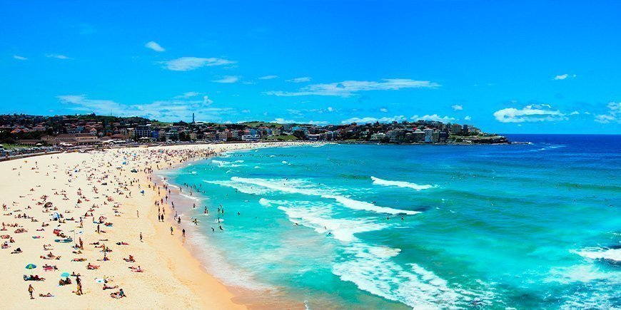 Solrig dag på Bondi Beach i Sydney i Australien