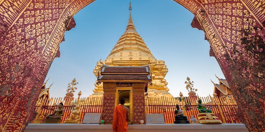 Munk står ved Wat Phra That Doi Suthep-templet i Chiang Mai