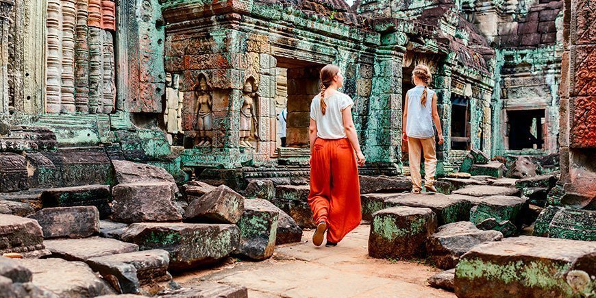 Mor og datter besøger Angkor-komplekset i Siem Reap i Cambodia