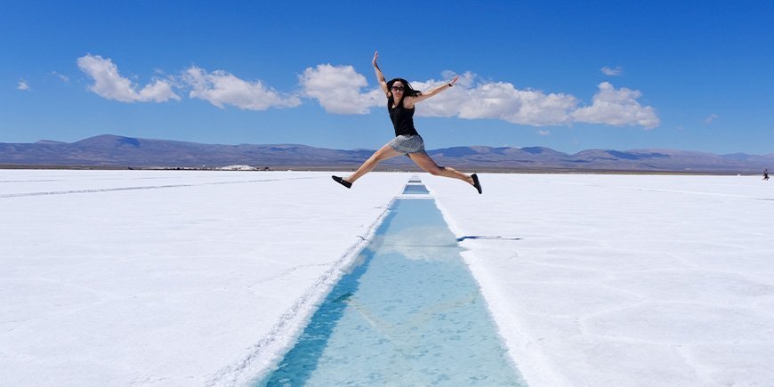 Kvinde hopper i Salinas Grandes i Argentina