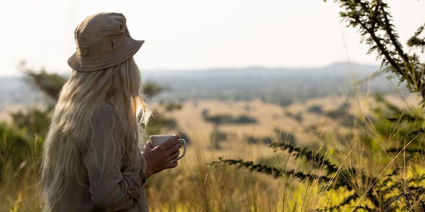 Kvinde kigger ud i horisonten i Tanzania