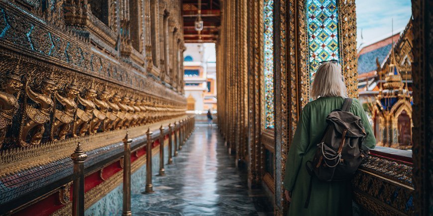 Kvinde går i tempel i Bangkok i Thailand