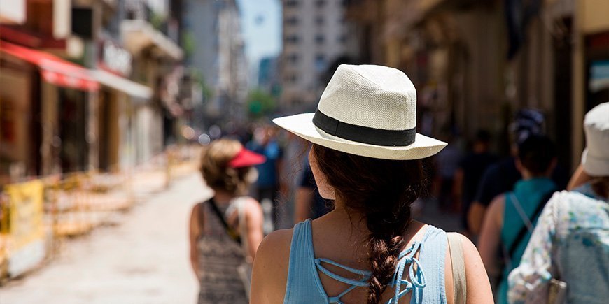 Kvinde går på gaden i Buenos Aires i Argentina