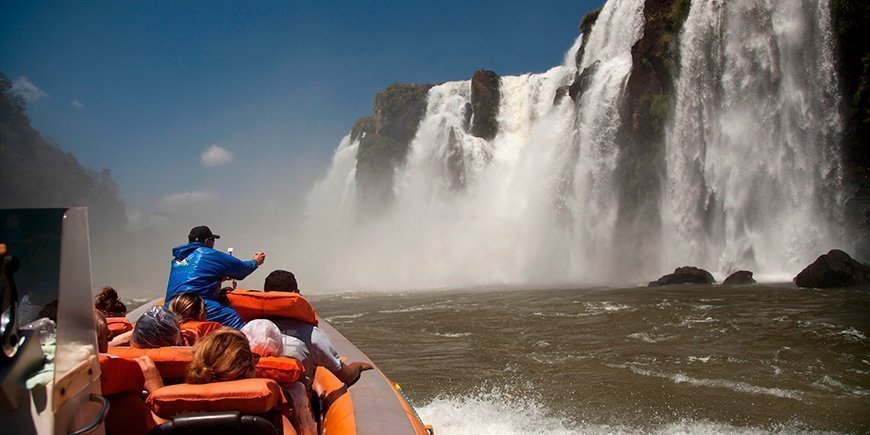 I en båd ved Iguazú-vandfaldene