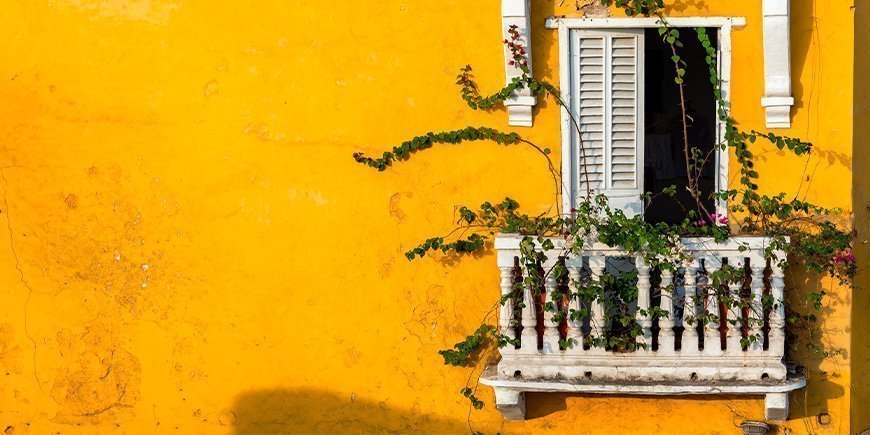 Farverig balkon i Cartagena i Colombia