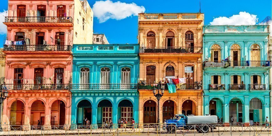 Farverig bygning i Havanna i Cuba