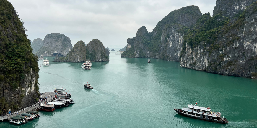 Både i Ha Long bugten