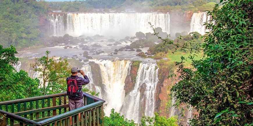 Man tager billeder af Iguazú-vandfaldene i vintermånederne