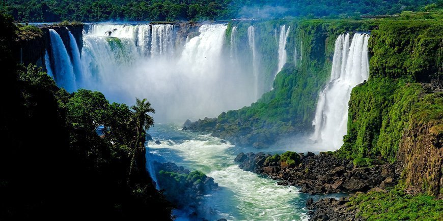 Panoramaudsigt over Iguazú-vandfaldene i februar måned