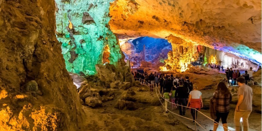 Sung Sot grotten oplyst af farverige lys