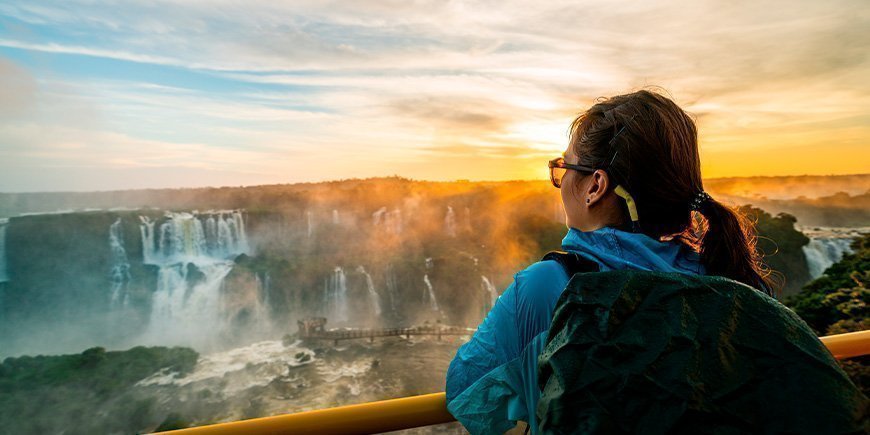 Kvinder kigger på solnedgang ved Iguazú-vandfaldene på den brasilianske side