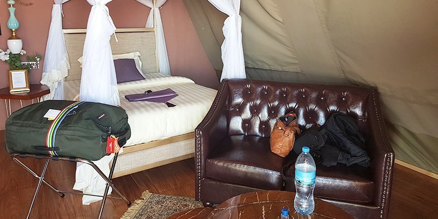 Bagage ligger på værelse på safari i Tanzania