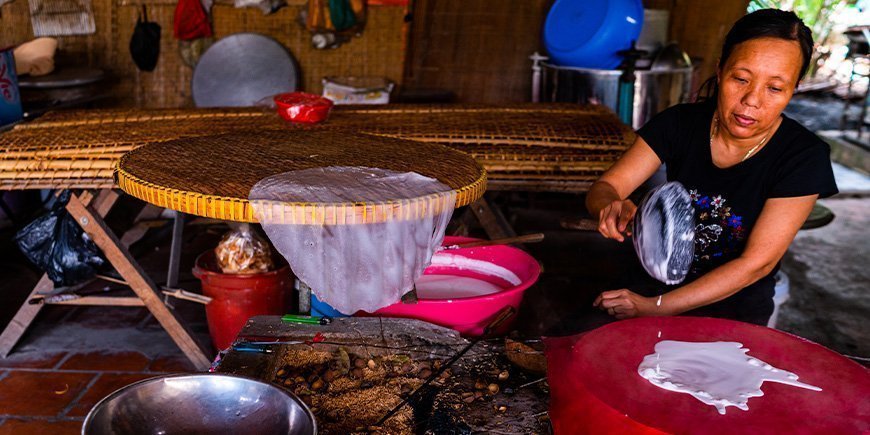Vietnamesisk kvinder laver rispapir i Vietnam