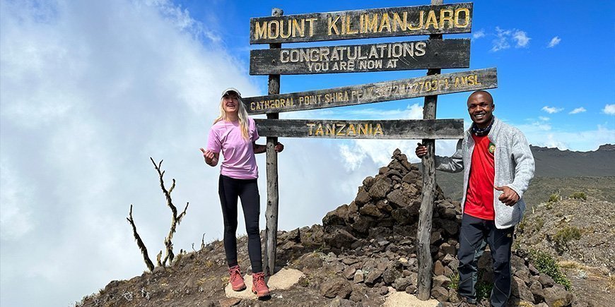 Catriona og guide ved Cathedral Poiint på Kilimanjaro