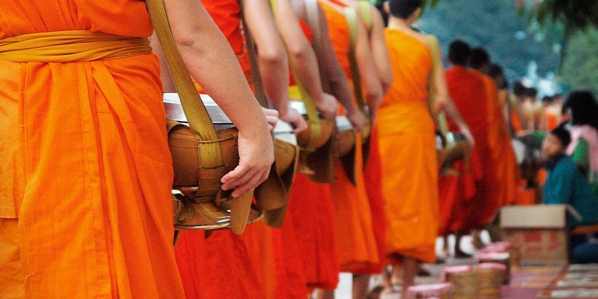 Munke modtager almisse i Luang Prabang