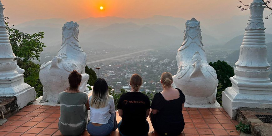 Fire personer nyder solnedgang ved Mae Hong Song.