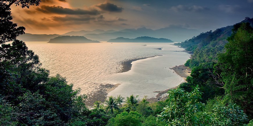 Solnedgang og regnskov på Koh Chang