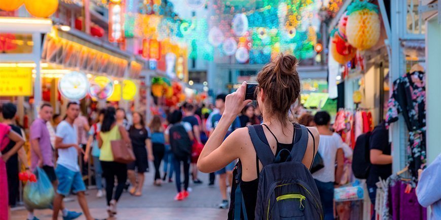 Kvinder fotograferer i Chinatown i Singapore