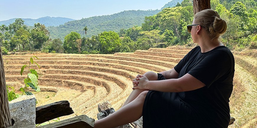 Michelle njuter av den vackra utsikten i Ban Huay Hom Village