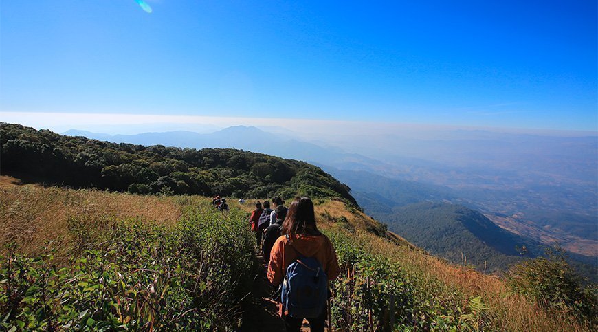 En gruppe mennesker, der vandrer på iKew Mae Pan-ruten på Doi Inthanaon
