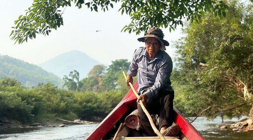 Lokal mand på en både i det nordlige Thailand